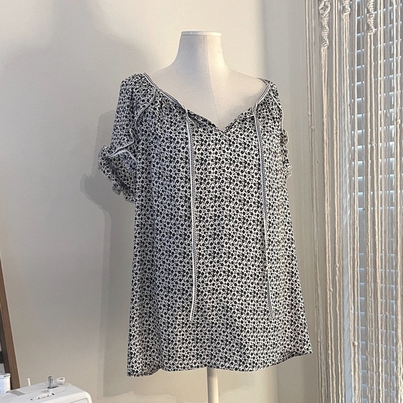 EUC Max Studio Women's Top Black and White Tie Neck Flutter Sleeve | Size 1X - Picture 4 of 8